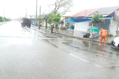 بازگشایی گرفتگی آب‌های سطحی شهر توسط پرسنل زحمتکش خدمات شهری